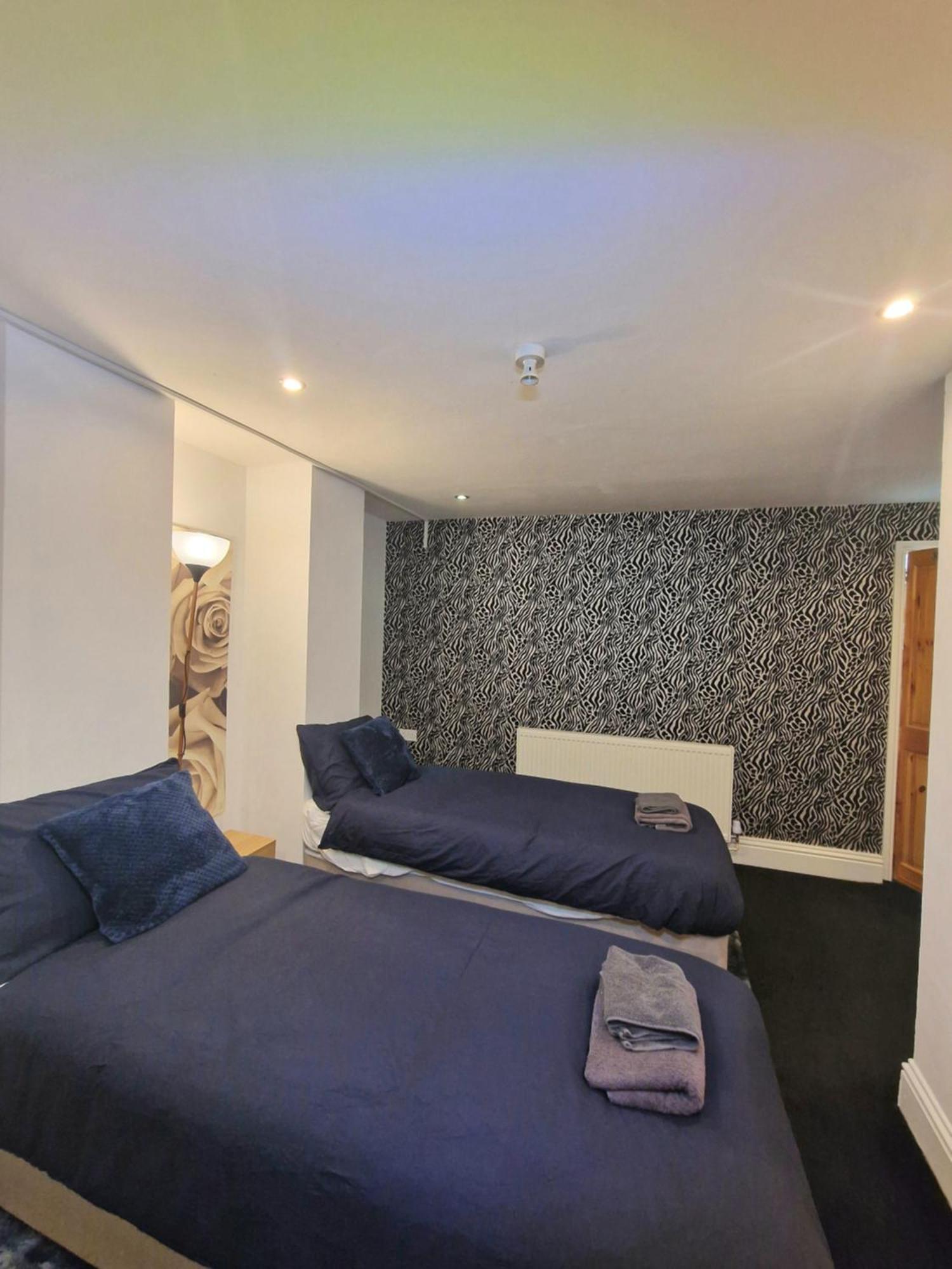 Private Courtyard Apartment In Bradford With Parking Shipley  Bagian luar foto